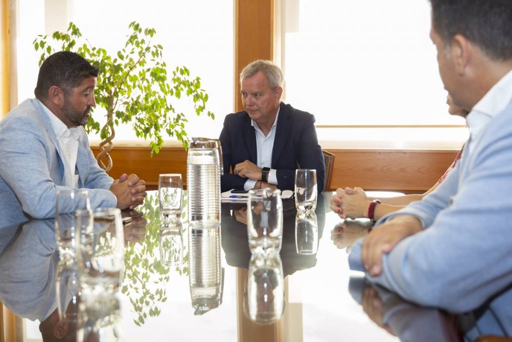 El consejero de Obras Públicas, Sebastián Franquis, en una reunión con representantes del CEST. EP