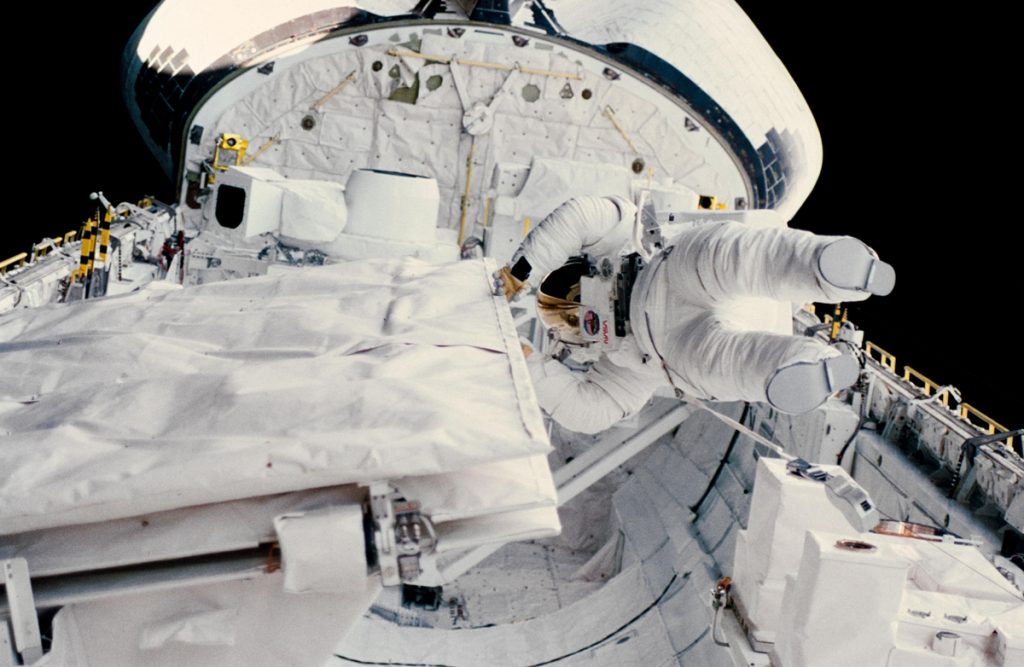 Kathryn Sullivan durante su paseo espacial en octubre de 1984. DA