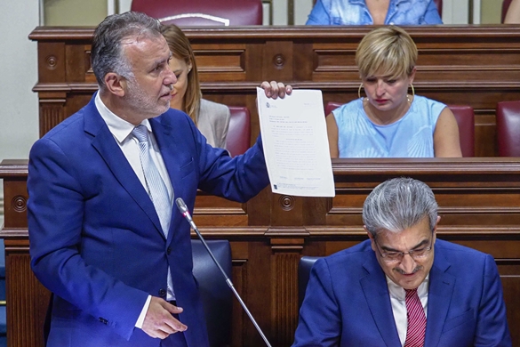 El presidente del Gobierno de Canarias, Ángel Víctor Torres, en el primer pleno ordinario de la décima legislatura. / SERGIO MÉNDEZ