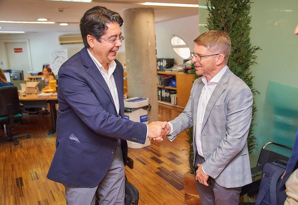 El presidente del Cabildo de Tenerife, Pedro Martín, saluda al nuevo consejero delegado de Turismo de Tenerife, David Pérez. EP