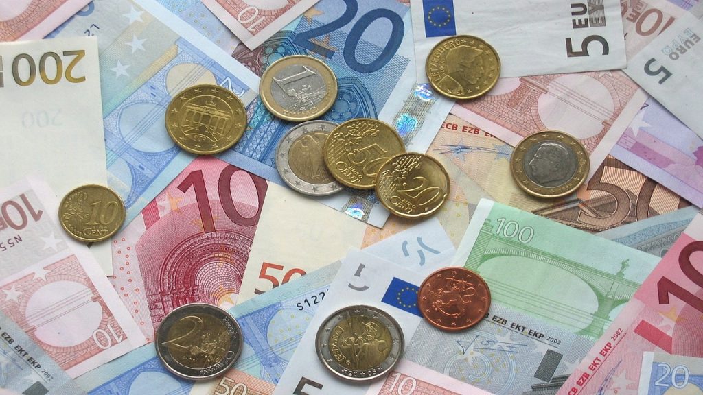 Billetes y monedas de Euros. Pixabay