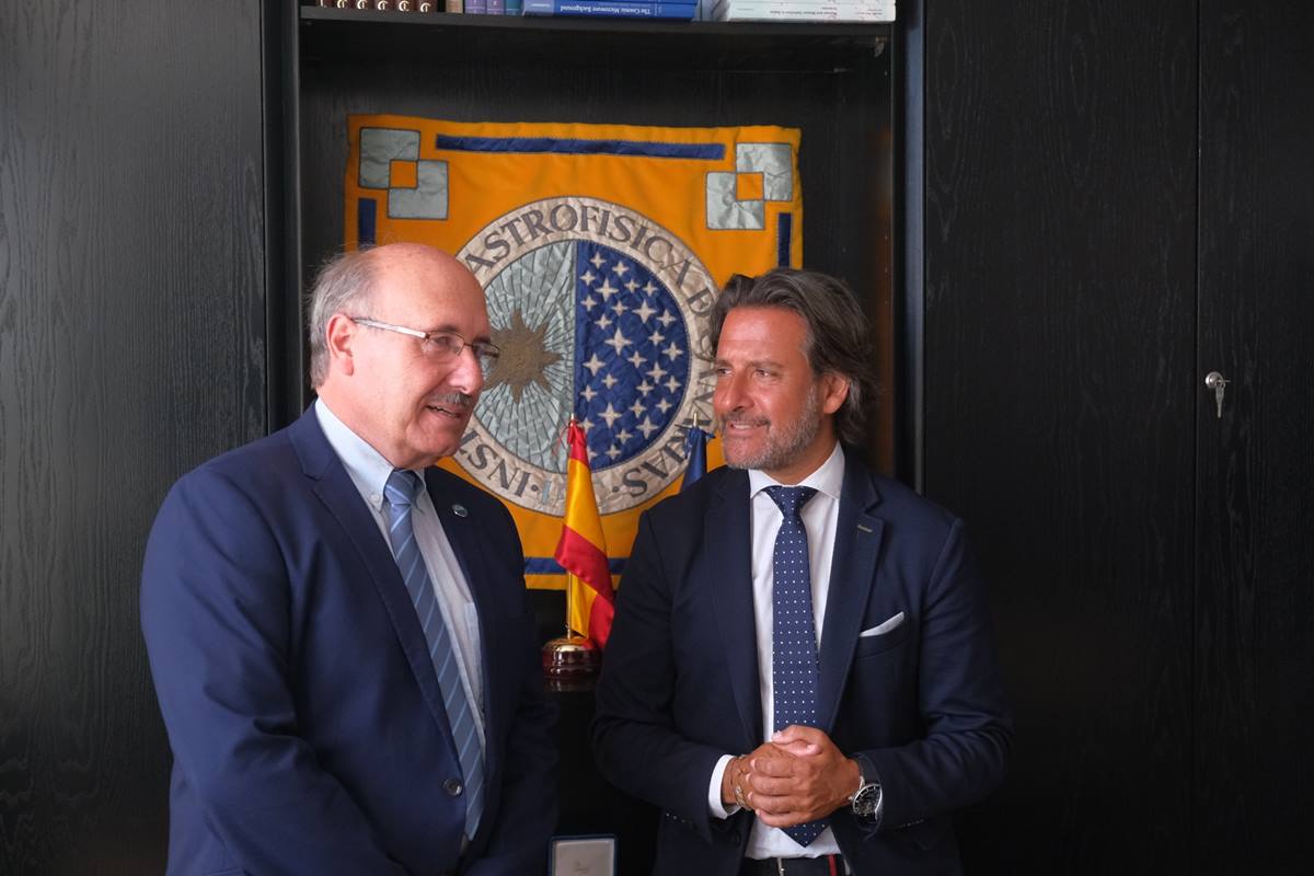 Rafael Rebolo y Gabriel Matos, durante la visita ayer a la sede central del IAC en La Laguna. Europa Press