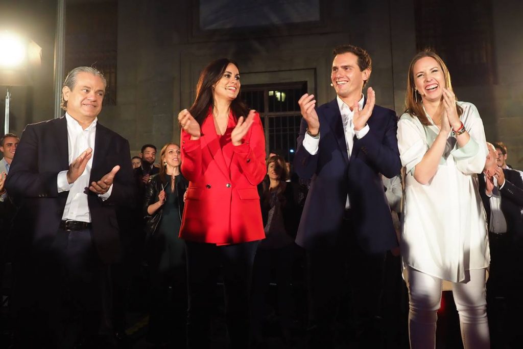 Vidina Espino y Melisa Rodríguez flanquean al líder nacional de Ciudadanos, Albert Rivera, durante un acto electoral en Canarias. DA