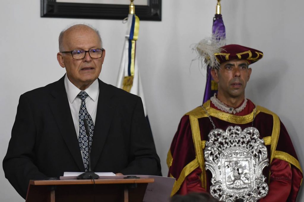 El ex fiscal general del Estado Eligio Hernández, durante un momento de la lectura de su pregón, ayer, en el Consistorio. DA