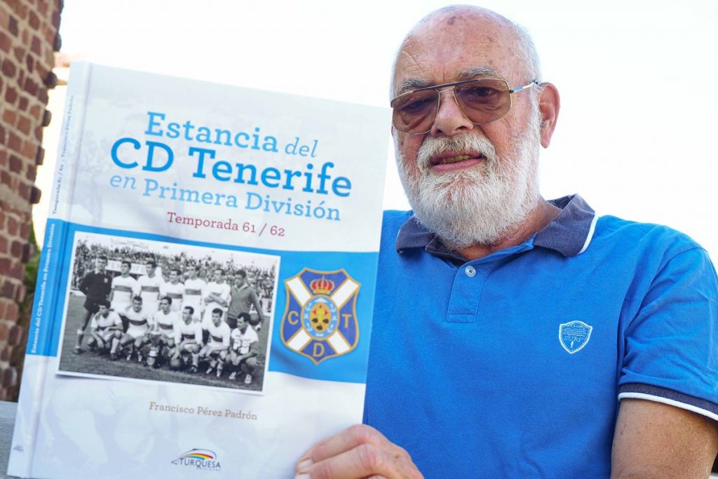 El autor del libro, Francisco Pérez Padrón, con la publicación que se podrá adquirir mañana conjuntamente con el Decano. Sergio Méndez