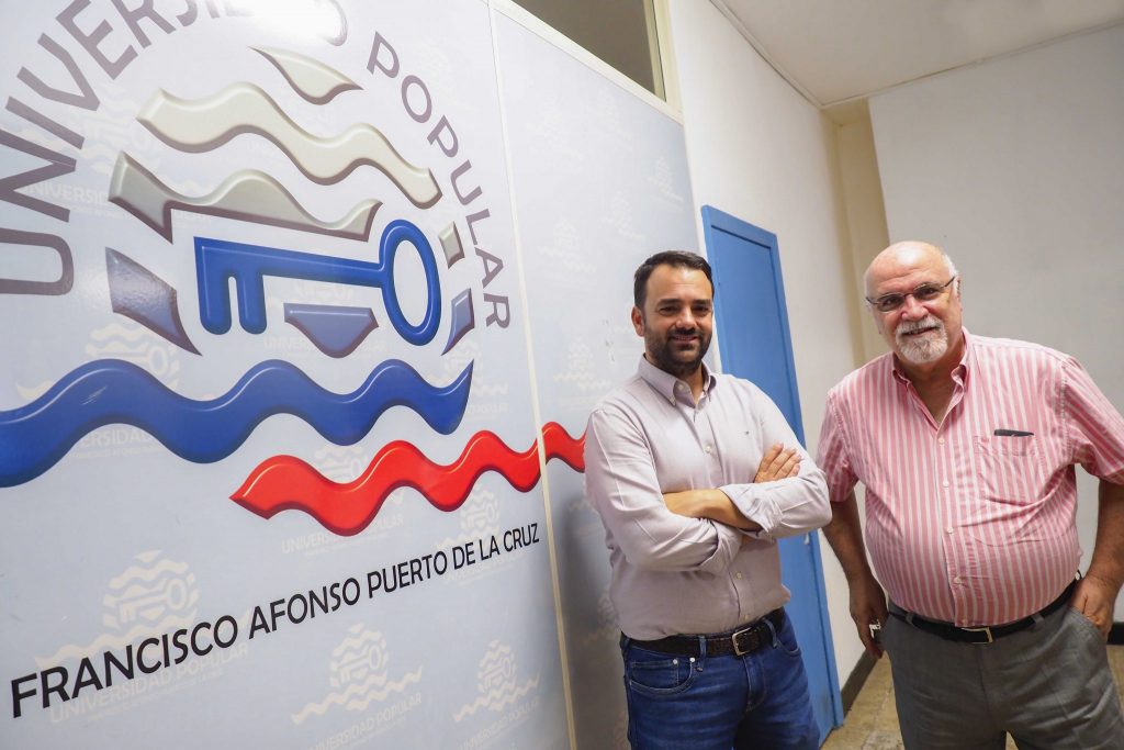 Aarón Afonso y Salvador García en la Universidad Popular que lleva el nombre del exgobernador civil. S. Méndez