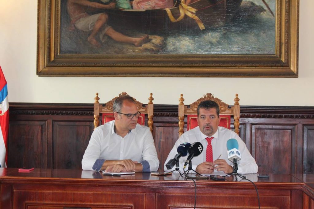 El alcalde, Juan José Cabrera Guelmes, y su socio de gobierno, Toni Acosta. DA
