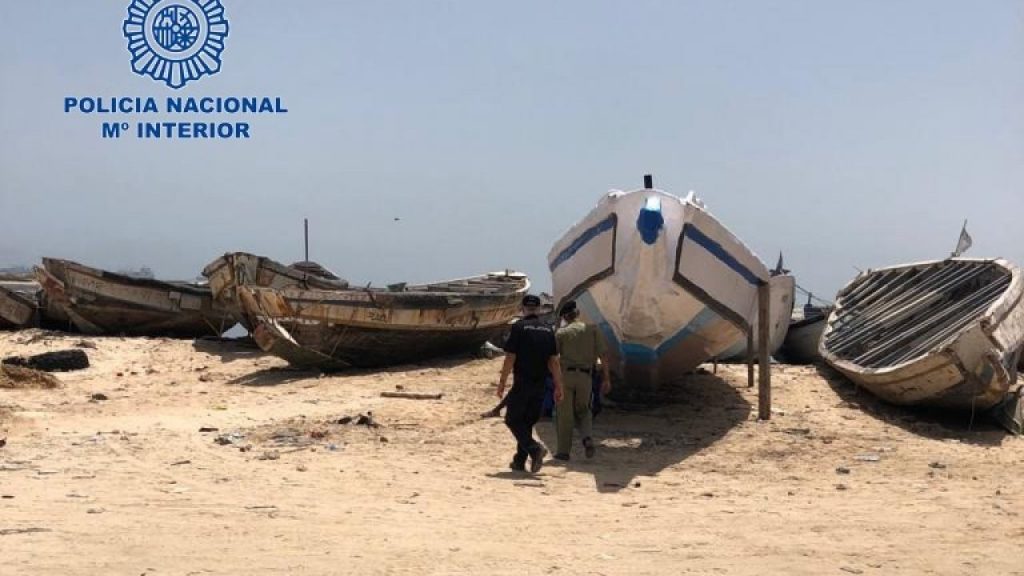 Se sospecha que el cayuco del pasado fin de semana partió de mauritania; en la imagen, varias de estas embarcaciones en una playa de dicho país. DA
