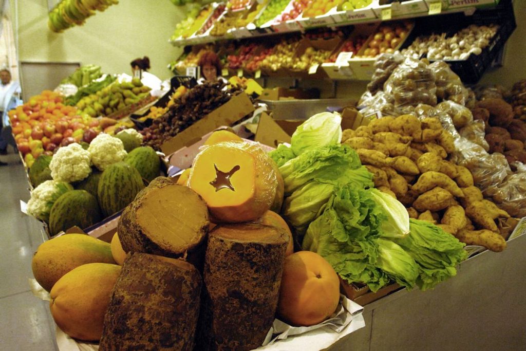 Imagen de un puesto de verduras en un mercado local. DA