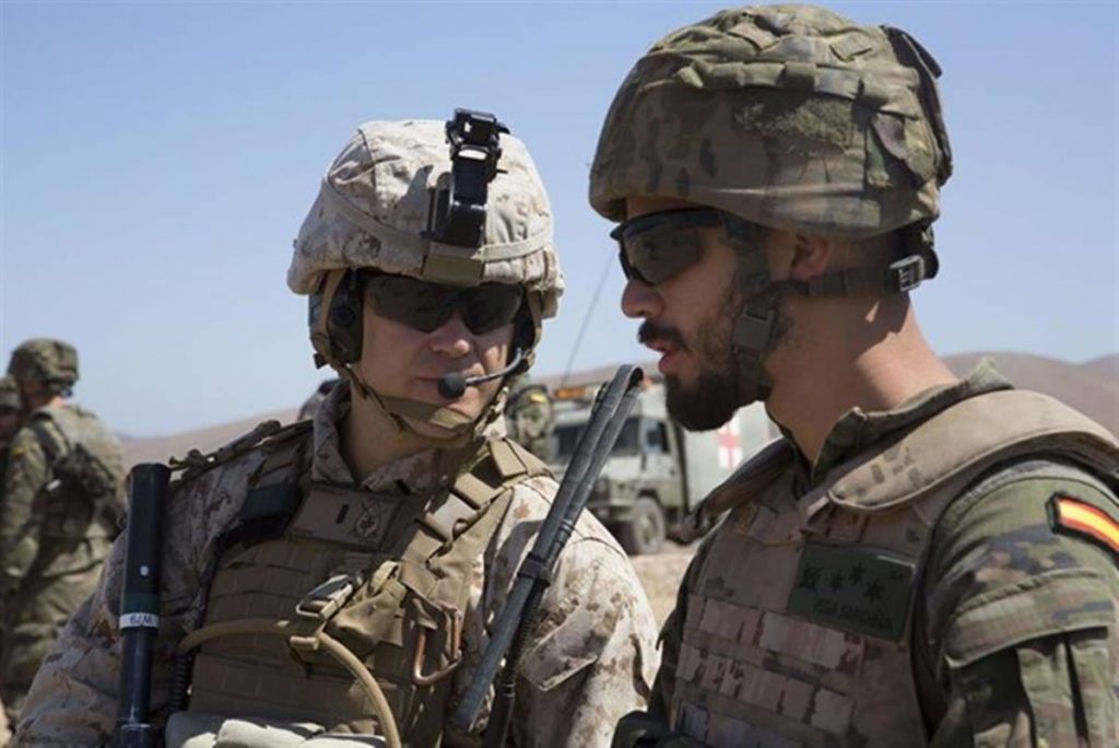 Un oficial español se entrena junto a un colega estadounidense. Europa Press