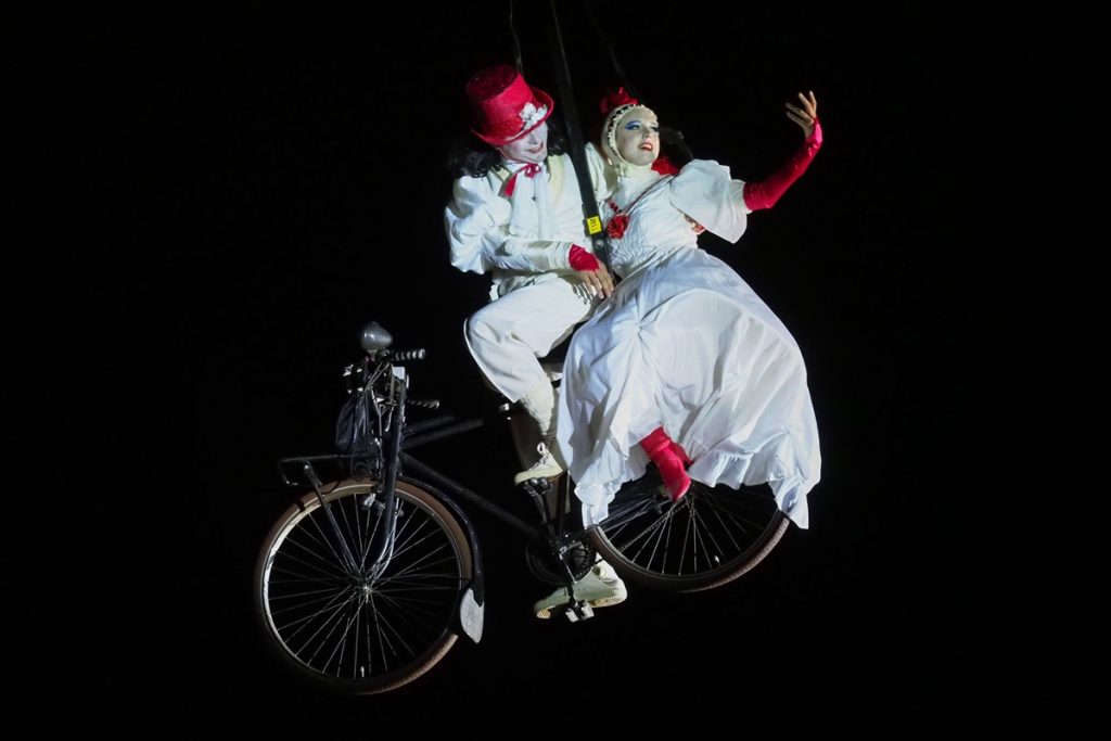 Detalle de dos artistas de la compañía Theater Tol en un momento de Pedaleando hacia el cielo. Sergio Méndez