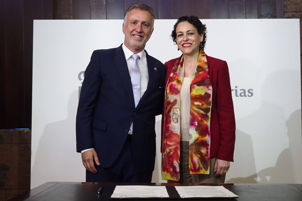 El presidente del Gobierno de Canarias, Ángel Víctor Torres, y la Ministra de Trabajo, Magdalena Valerio, tras la firma del convenio, ayer en Tenerife. Sergio Méndez
