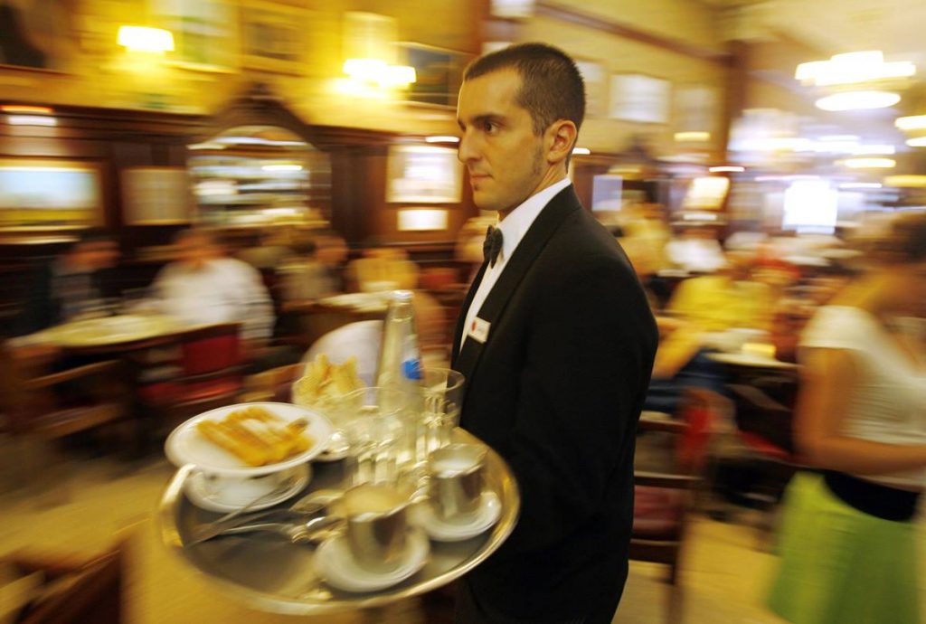 En el sector servicios es donde mayor absentismo se produce. E. P.