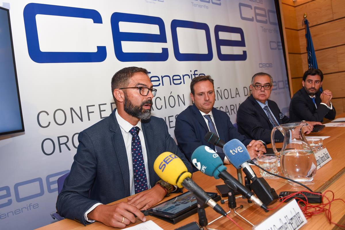 Los representantes de CEOE, Corporación 5 y Cajamar, patrocinador del informe, en la rueda de prensa. S.M.