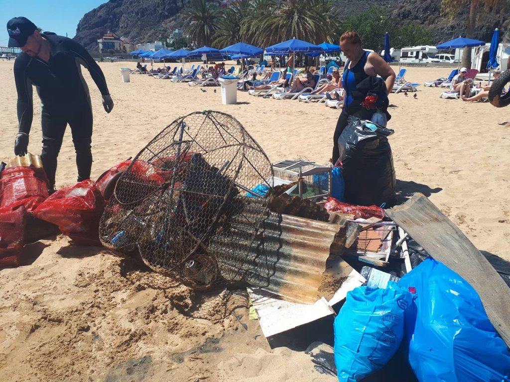 A pesar de las continuas campañas, se sigue encontrando en los fondos de la playa todo tipo de basuras. DA