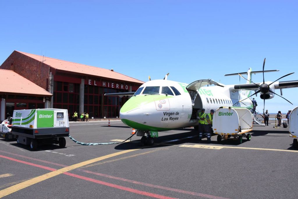 Un avión de Binter operando en el Aeropuerto de El Hierro. DA