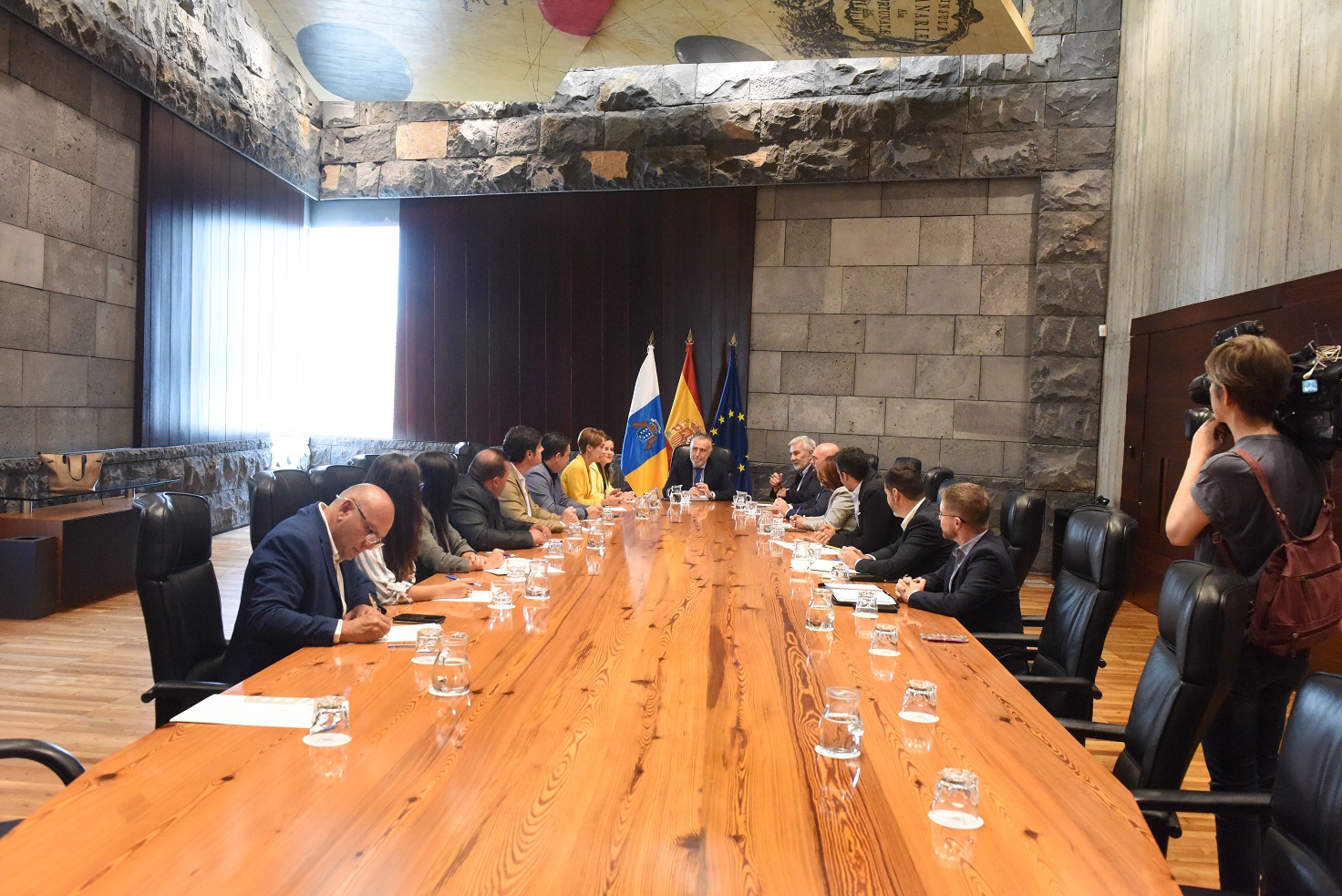 Imagen de la reunión ayer en Presidencia del Gobierno con           los alcaldes de los municipios turísticos. DA
