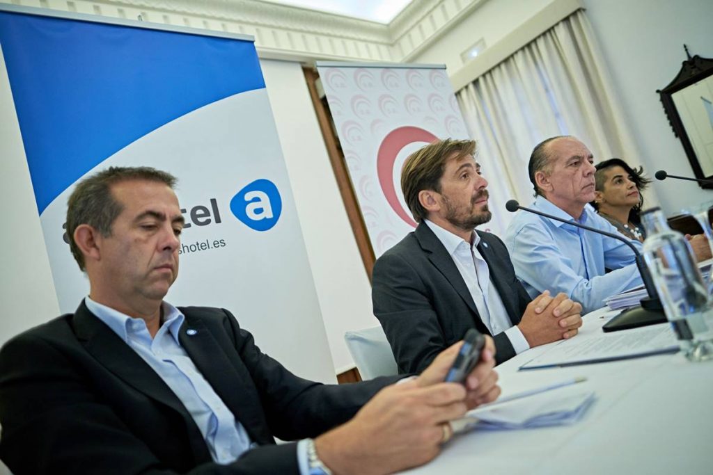 Jorge Marichal (centro) junto a Manuel Fitas (izq.) durante la firma del convenio provincial de hostelería hace un año. DA