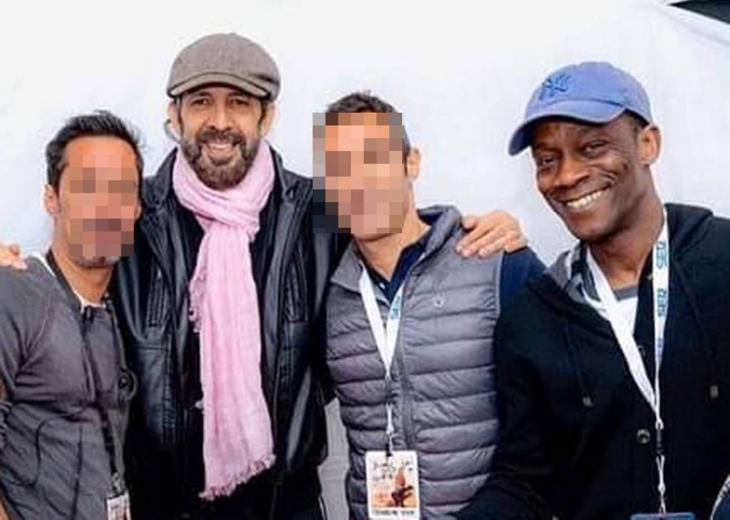 Juan Luis Guerra posa con Alfredo Moré (primero por la derecha) y otras personas con motivo del concierto que el dominicano ofreció en el Carnaval de Día santacrucero. Facebook