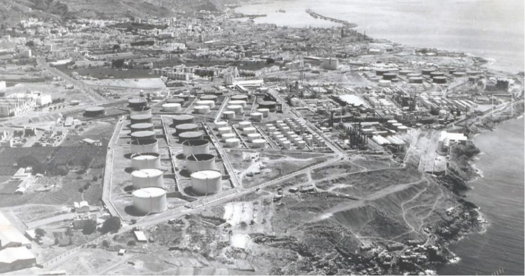La Refinería se levantó en 1930 en las fincas de Pepe Concha y Las Monjas, para, en los años 50, volver a expandirse hasta los 500.000 metros cuadrados actuales. DA