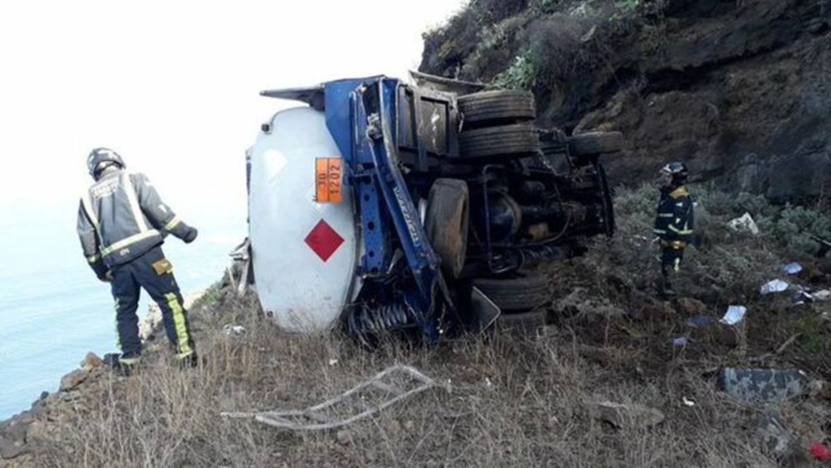 Camión de mercancías peligrosas volcado en Tacoronte