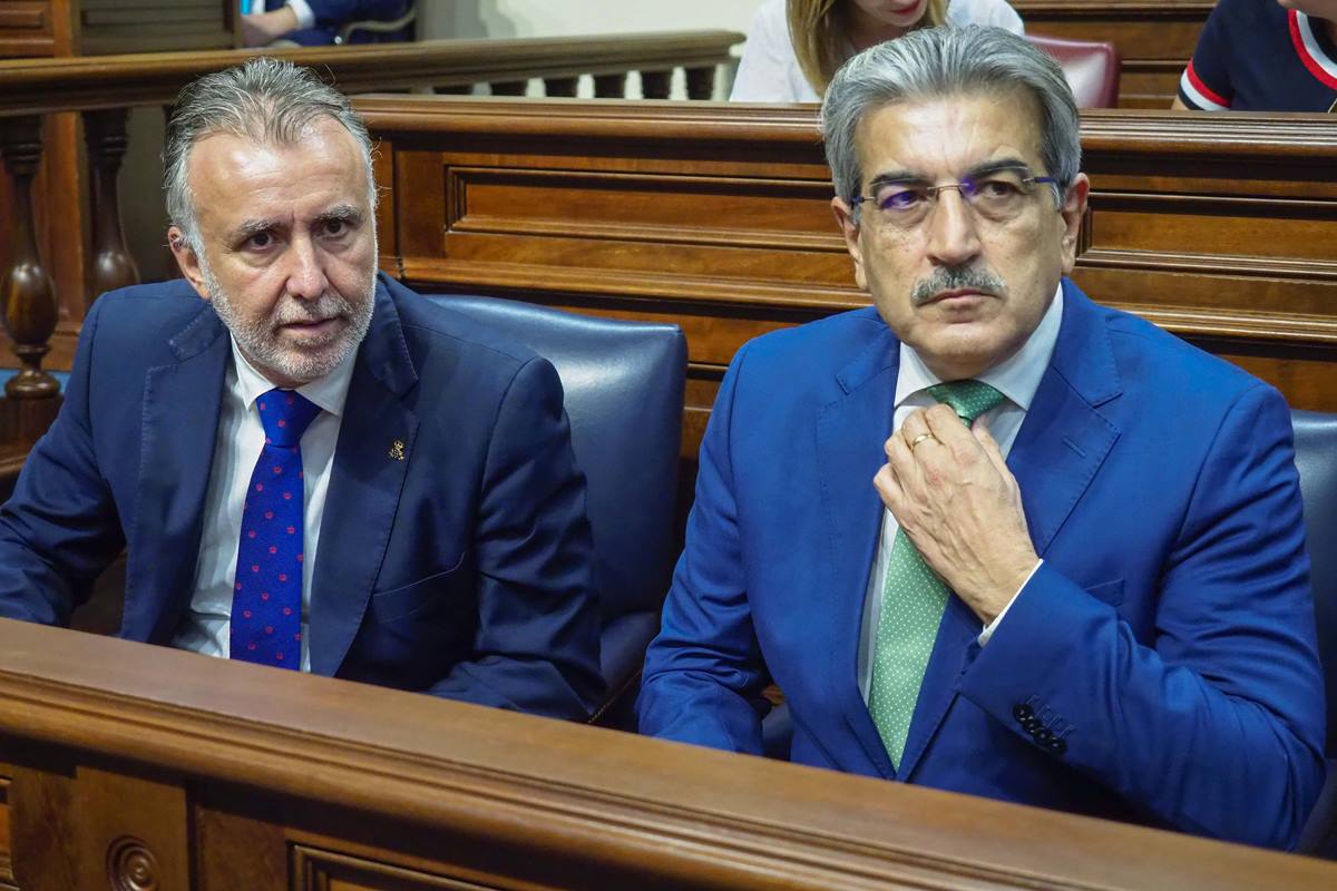 El presidente Ángel Víctor Torres y el vicepresidente Román Rodríguez en el Parlamento regional. Sergio Méndez