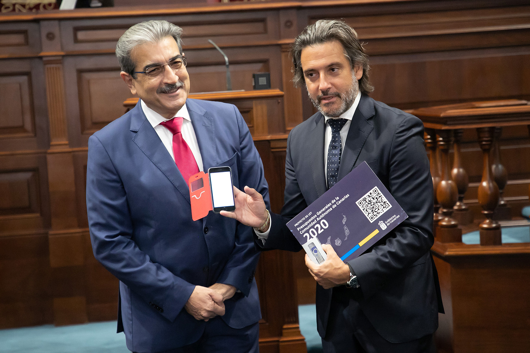 Román Rodríguez y Gustavo Matos, en el salón de plenos del Parlamento de Canarias. / DA 