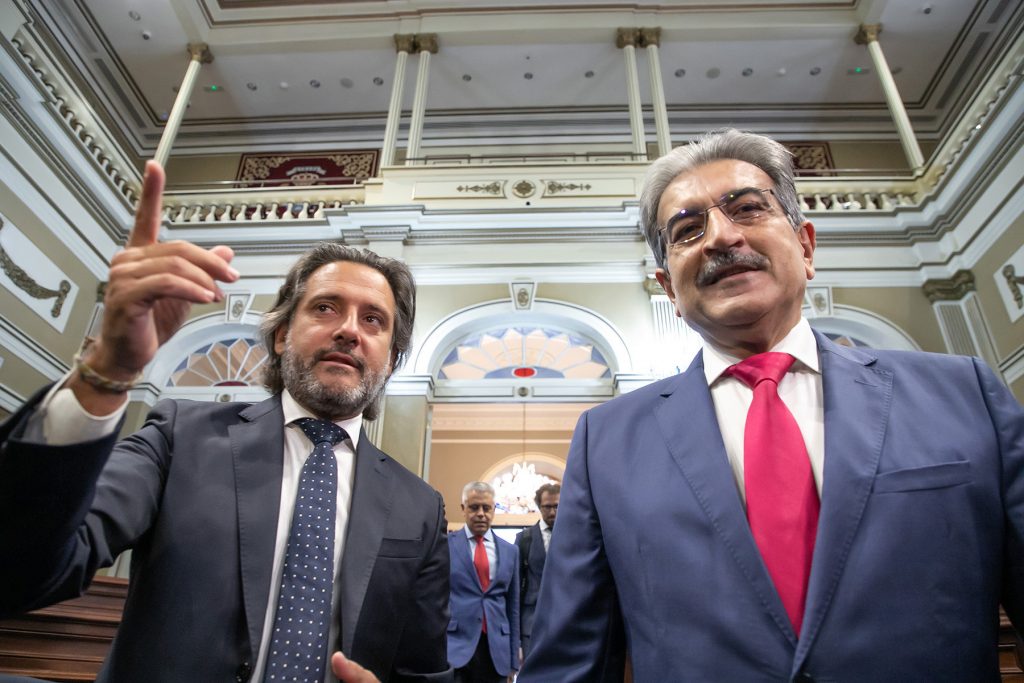 Gustavo Matos y Román Rodríguez, en el salón de plenos del Parlamento de Canarias. / DA