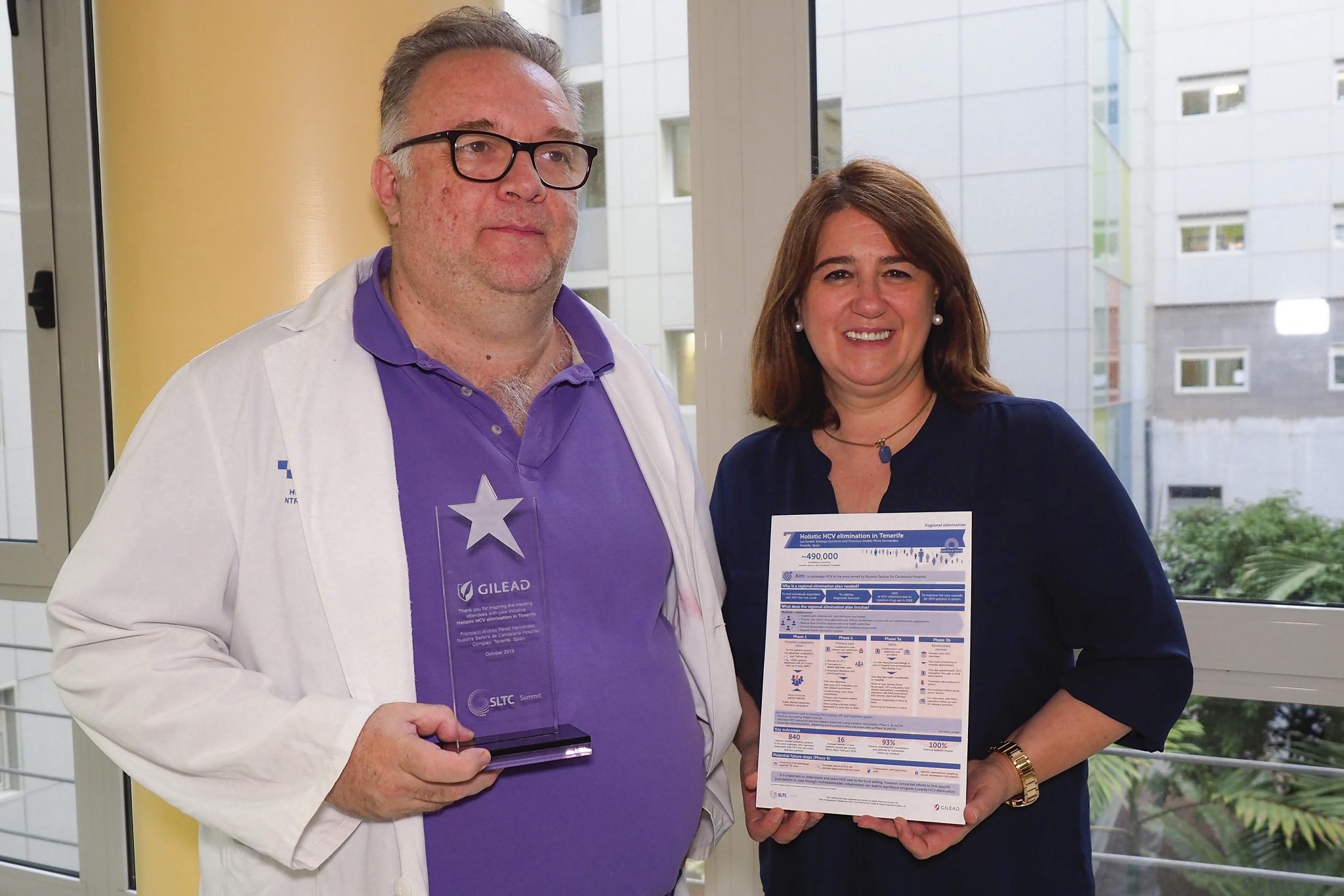 Francisco Pérez y Luz Goretti Santiago enseñan el reconocimiento internacional del proyecto 'Iniciativa holística en Tenerife', una buena práctica en la eliminación de la hepatitis C. (SERGIO MÉNDEZ).