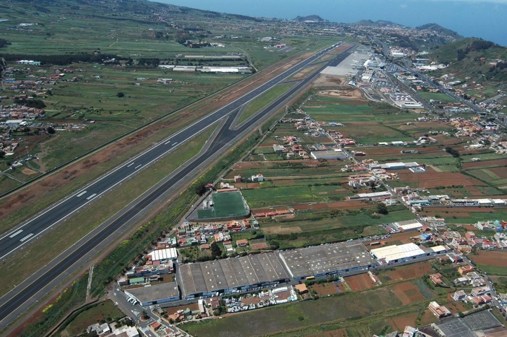 Vista general de la pista del aeropuerto de Los Rodeos. / DA