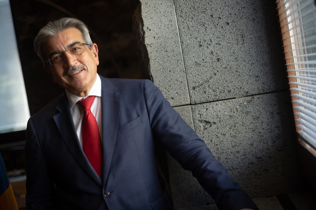 Román Rodríguez, vicepresidente y consejero de Hacienda, Presupuestos y Asuntos Europeos del Gobierno de Canarias. / FRAN PALLERO