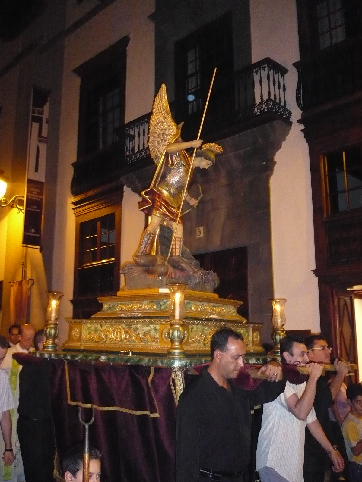 Procesión de la Imagen de San Miguel del Coro. Iglesia de El Salvador. Santa Cruz de La Palma Archivo: J.G.R.E.