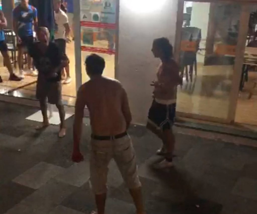 Instante de la pelea en un local en Playa San Juan. Los Dragos