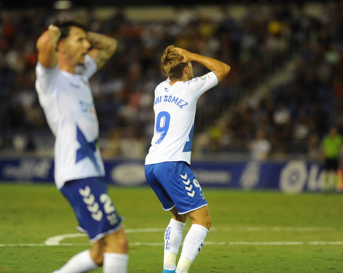 El Tenerife pierde ante el Extremadura su tercer partido en casa (1-2) y provoca otro disgusto a su afición. Fran Pallero
