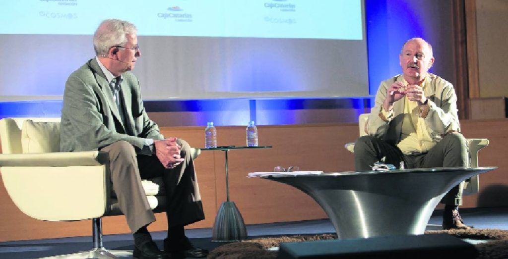 El físico José Manuel Sánchez Ron (izquierda), catedrático de Historia de la Ciencia en la Universidad Autónoma de Madrid, charló en Tenerife con el neurocientífico Rafael Yuste (derecha). DA