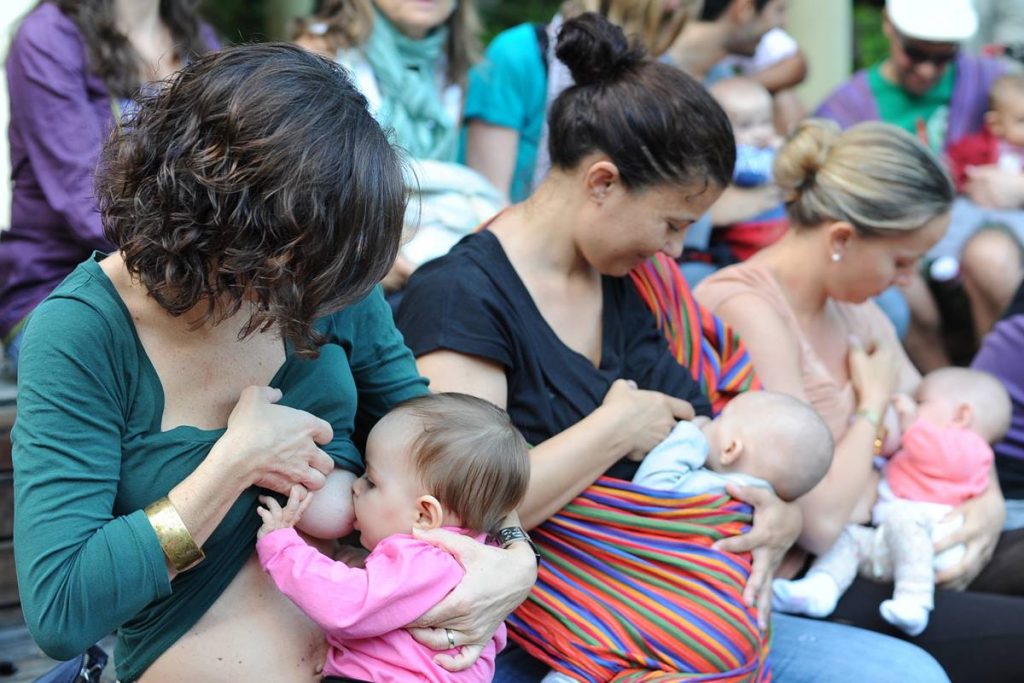 Varias madres tinerfeñas amamantan a sus recién nacidos durante una jornada de sensibilización. S. M.
