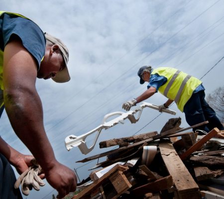 Los trabajadores de los convenios sociales se dedican a distintas tareas, mayoritariamente relacionadas con la limpieza del municipio. Fran Pallero