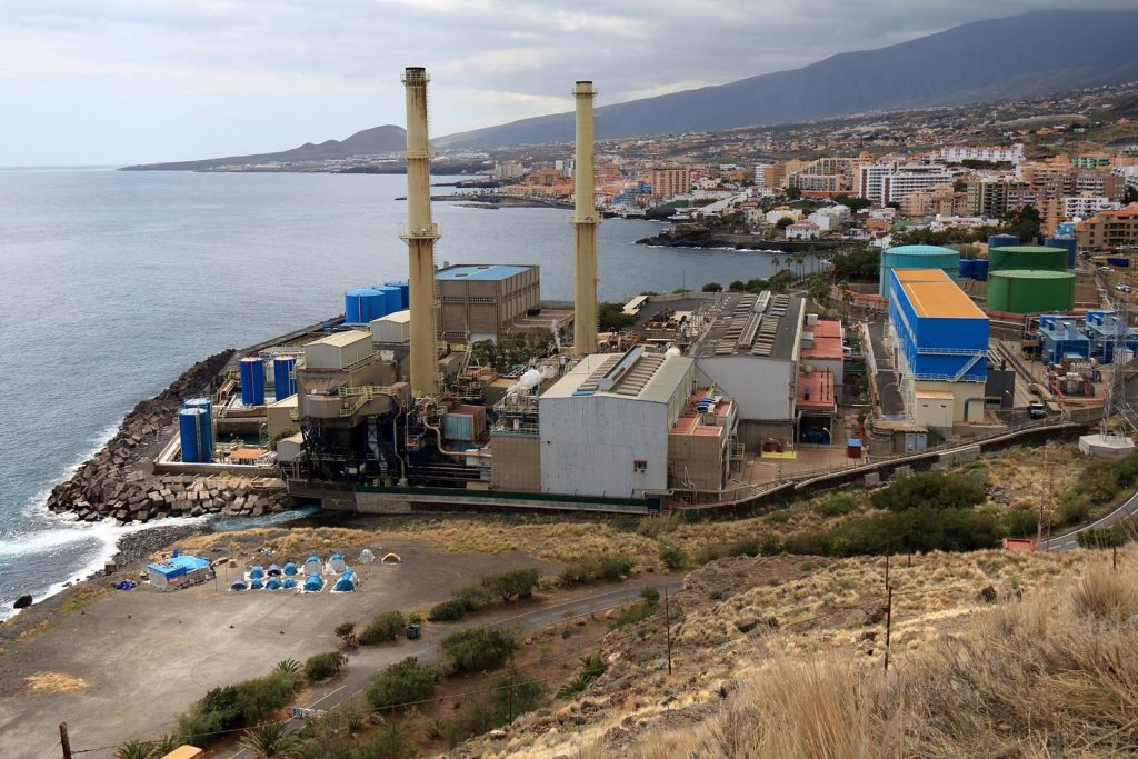 La central térmica de Las Caletillas, inaugurada en 1967, hoy apenas produce menos del 20% de la electricidad que consume Tenerife y puede cerrar en apenas unos meses. Sergio Méndez