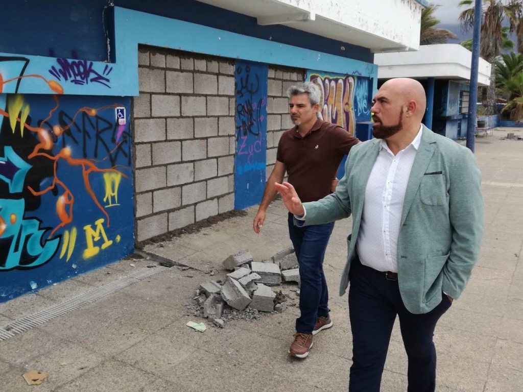 David Hernández y Marco González, ayer en la antigua piscina. DA