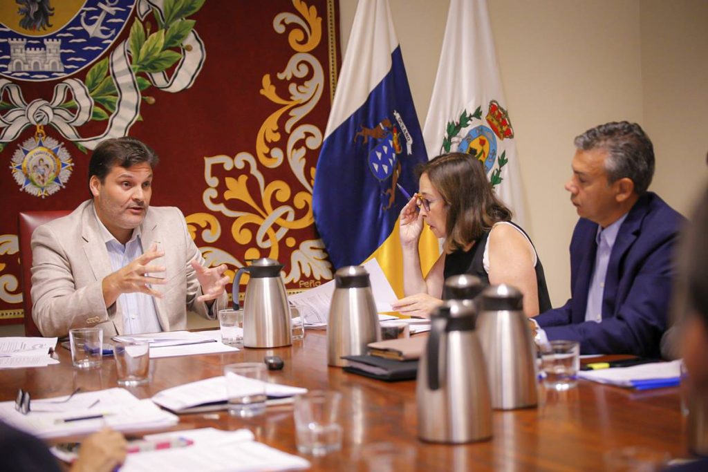 José Ángel Martín, concejal de Servicios Públicos, presidió ayer la comisión de control municipal. DA