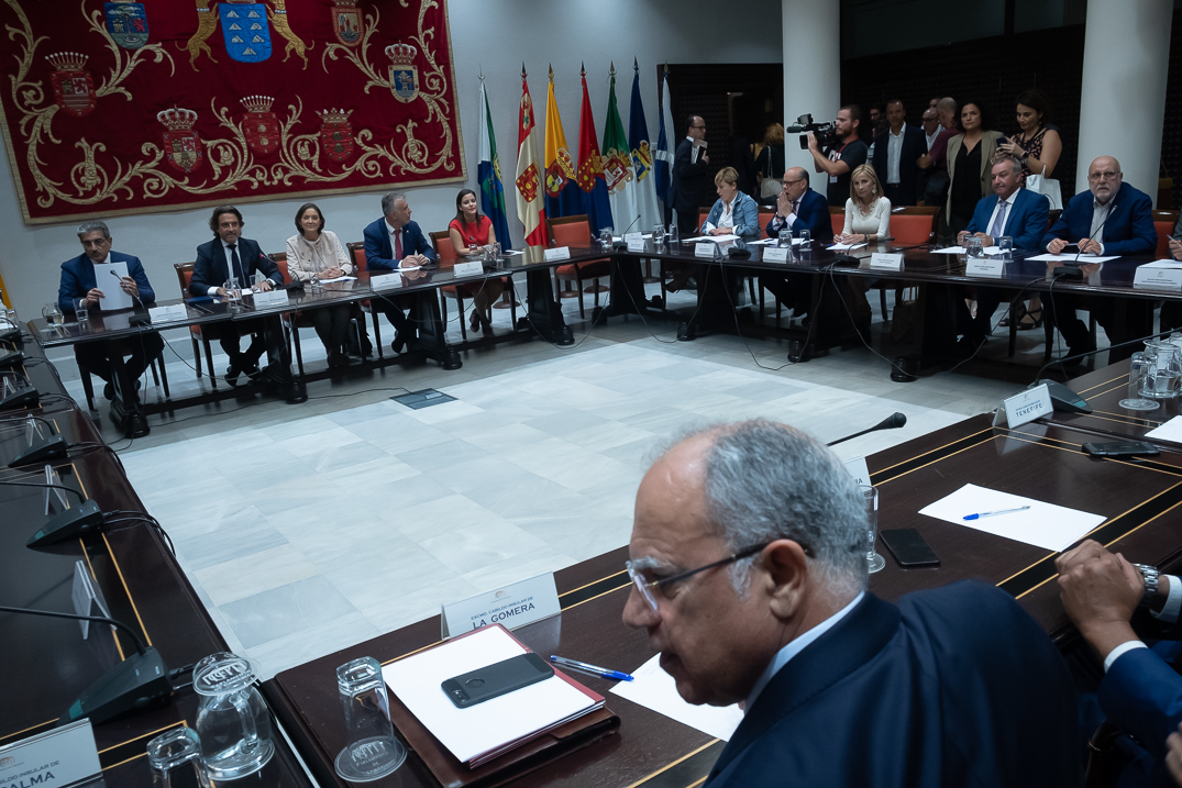 Imagen de la reunión de ayer en el Parlamento de Canarias con cabildos, Gobierno, portavoces parlamentarios, empresarios y sindicatos. Fran Pallero