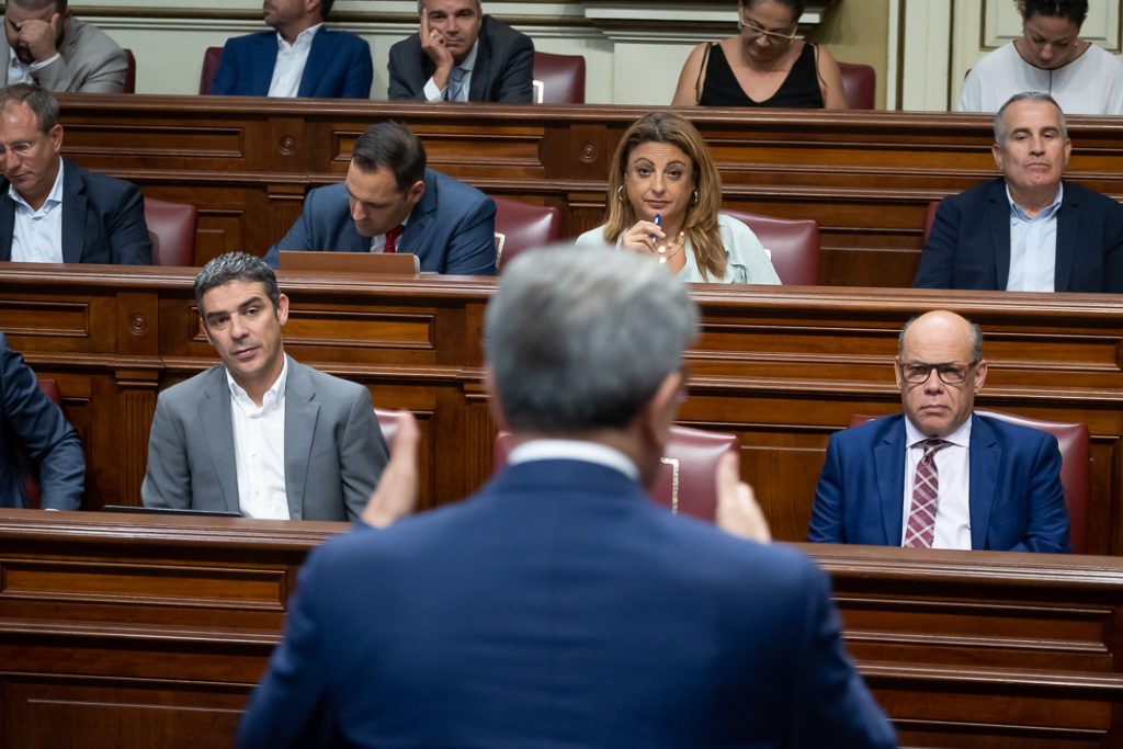 Sesión parlamentaria de control al Gobierno de Canarias. / FRAN PALLERO 