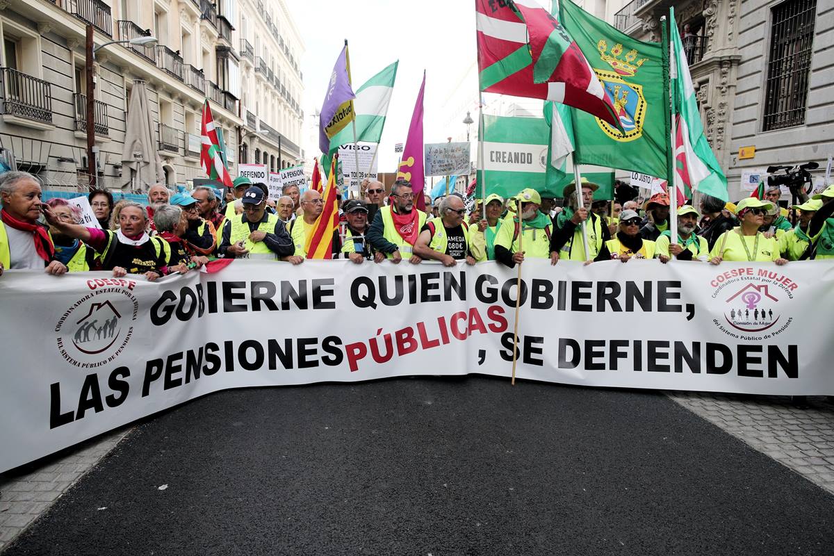 En la cabecera de la marcha figuraba una pancarta con el conocido lema: “Gobierne quien gobierne, las pensiones públicas se defienden”. Europa Press