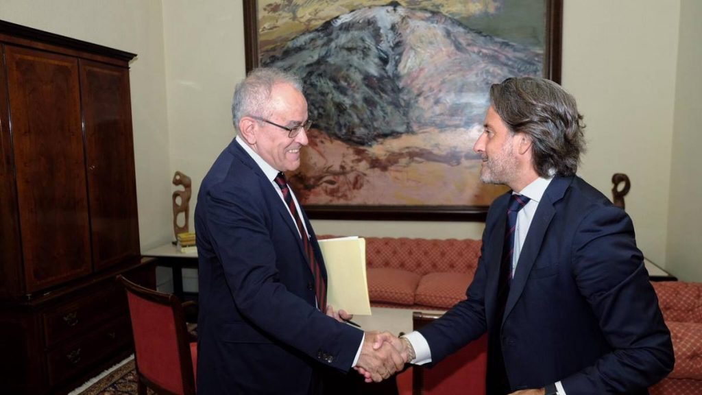 Daniel Cerdán fue recibido el martes por el presidente del Parlamento de Canarias, Gustavo Matos. DA