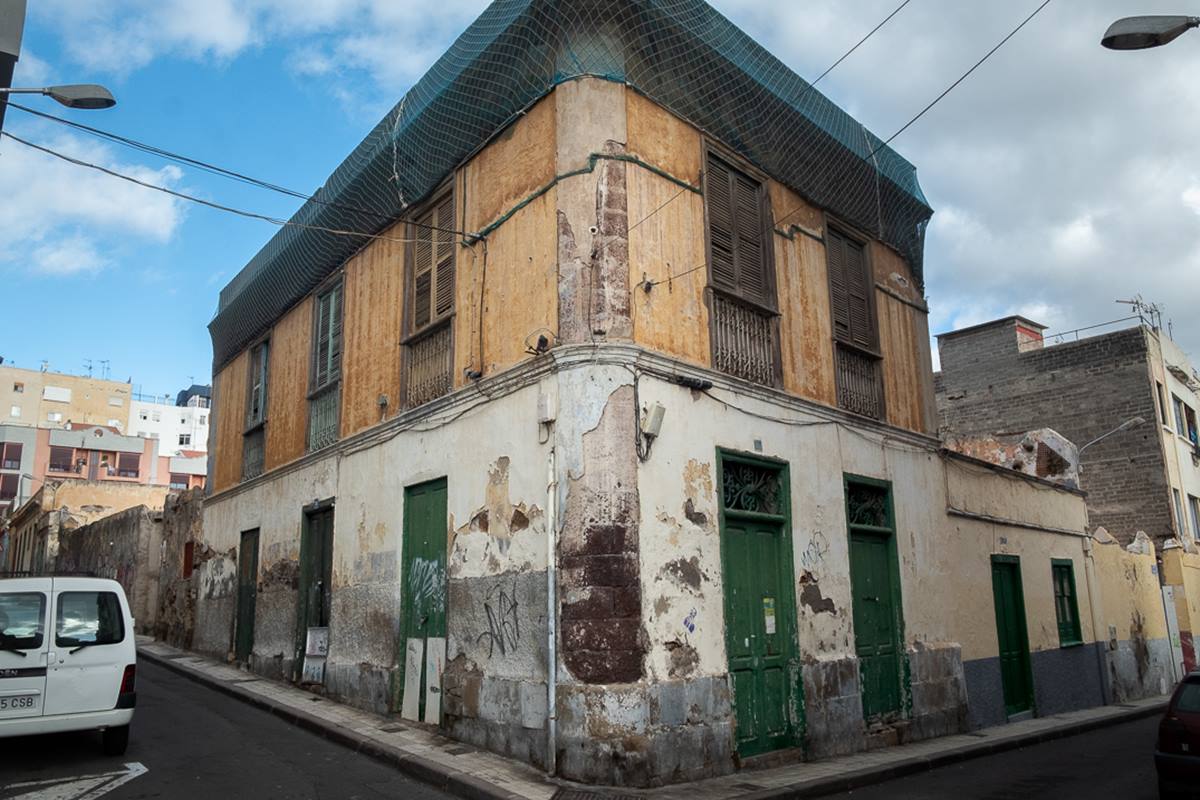 El barrio de El Toscal ha perdido residentes en las últimas décadas, al mismo tiempo que muchas de sus casas tradicionales han caído en la ruína y el abandono. Fran Pallero