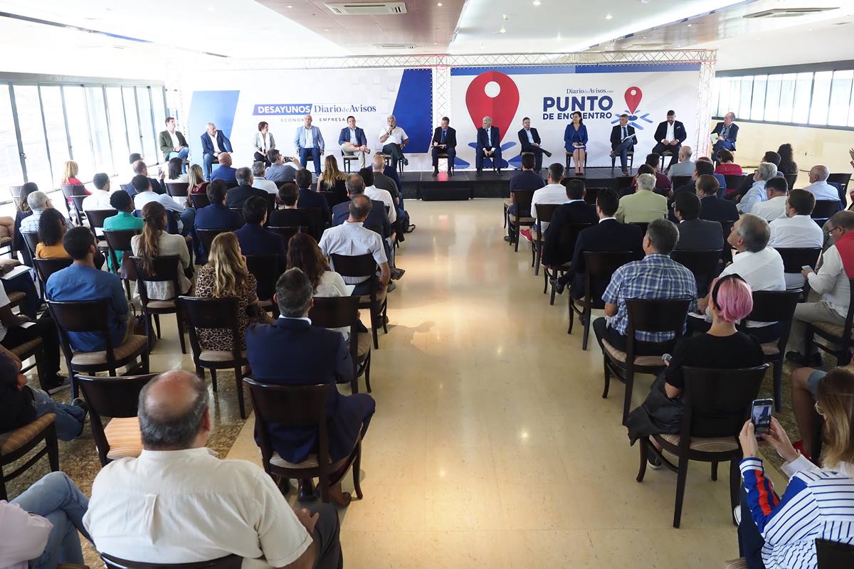 Imagen de los participantes en el debate que se celebro ayer en Adeje y congregó a más de un centenar de profesionales y empresarios del sector. Sergio Méndez