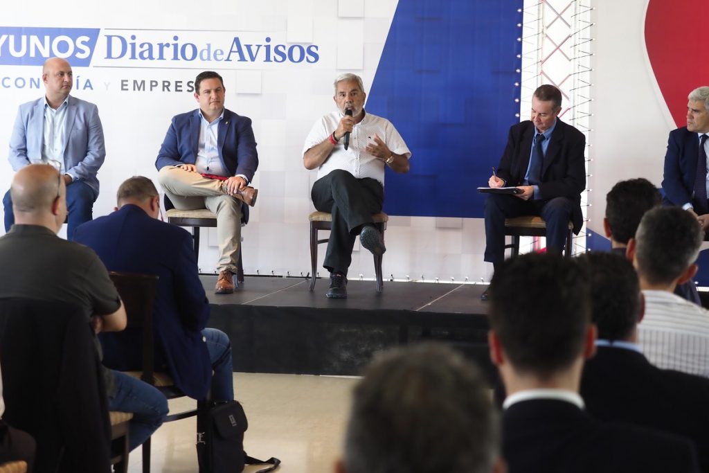 Un centenar de personas acudieron ayer tarde al CDTCA de Adeje para oír y debatir con seis alcaldes y seis especialistas del sector, sobre el turismo en el sur de Tenerife y en Canarias en general. Sergio Méndez
