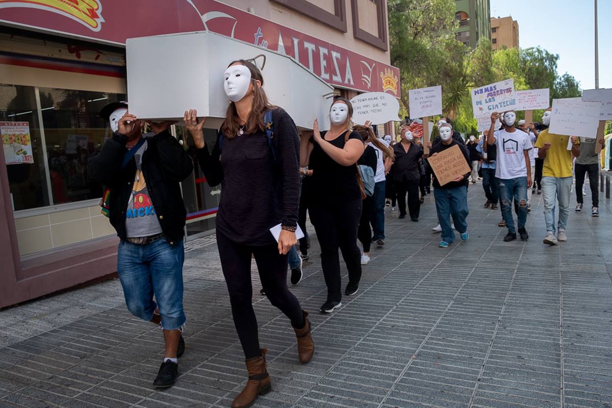 Imágenes del acto organizado por Cáritas en Santa Cruz de Tenerife con motivo de la celebración del Día Mundial de las Personas sin hogar. Fran Pallero
