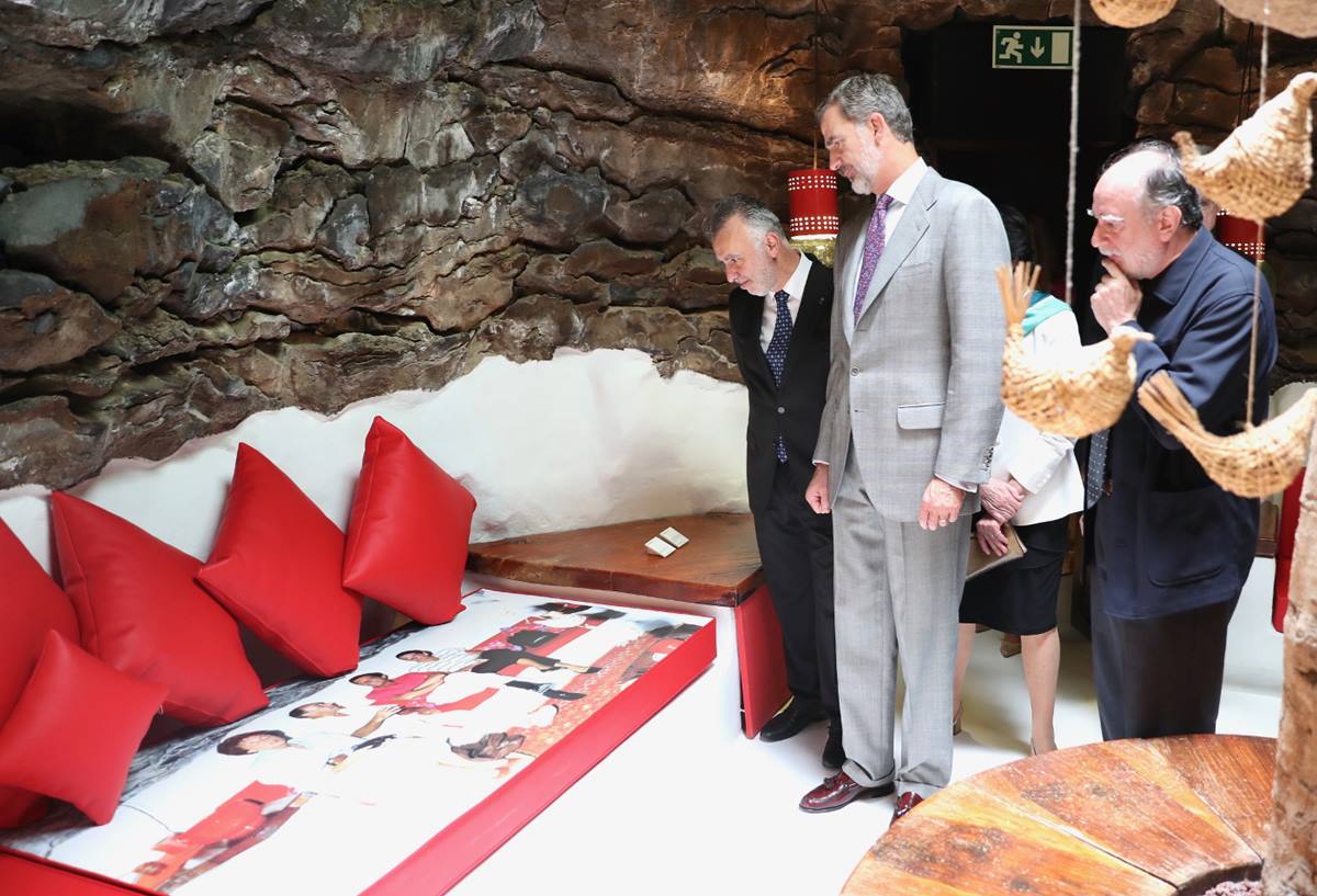 El rey Felipe VI observa una imagen de César Manrique en una de las estancias de Taro de Tahíche. DA