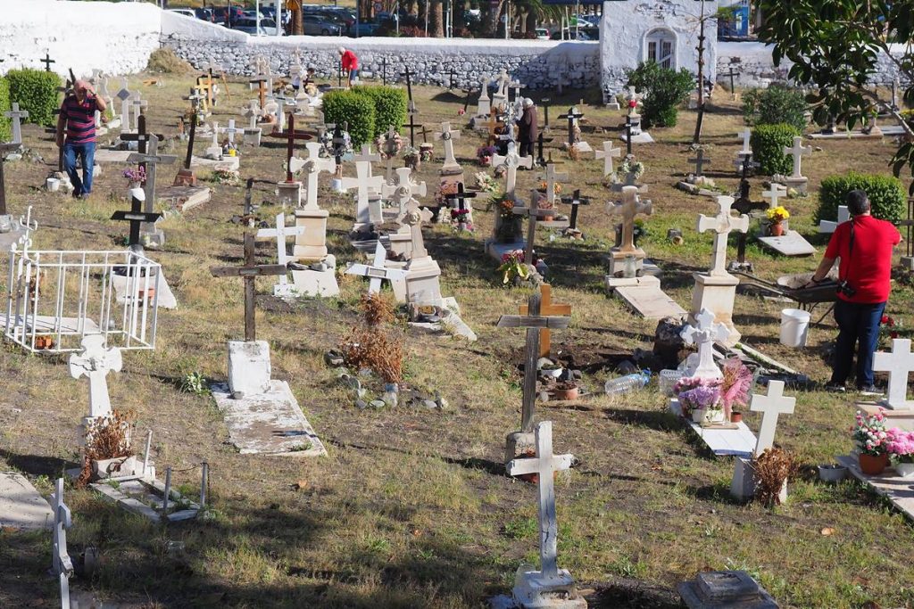 La asociación de vecinos El Pescador promueve la reposición de las cruces de las sepulturas. Sergio Méndez